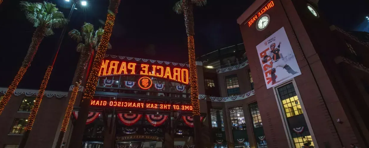 Entrada do Oracle Park Willie Mays Plaza